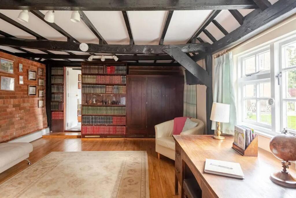 Cozy One-Bedroom Cottage In Great Tey Exterior photo