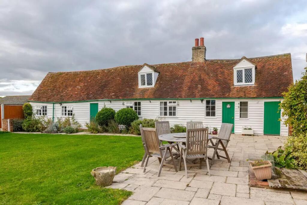 Cozy One-Bedroom Cottage In Great Tey Exterior photo