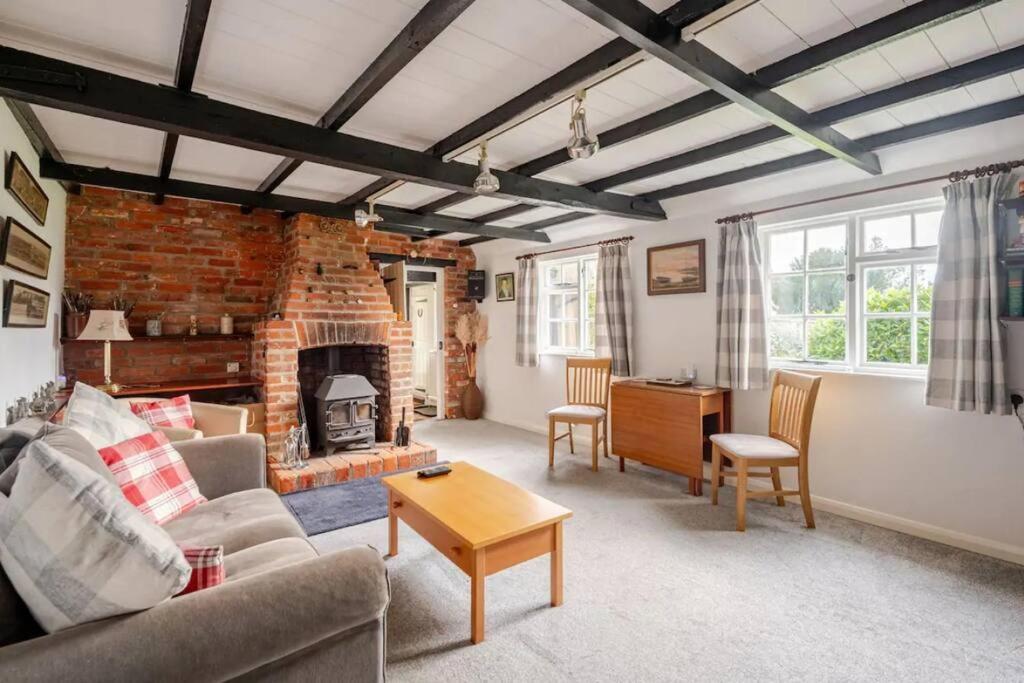 Cozy One-Bedroom Cottage In Great Tey Exterior photo